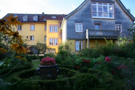 Bürgerliches Engagement hat in St. Märgen Tradition.  Die goldene Krone ist hierfür ein gelungenes Beispiel. Mit großer Strahlkraft verbindet sie Wohnen und Arbeiten im ländlichen Raum.